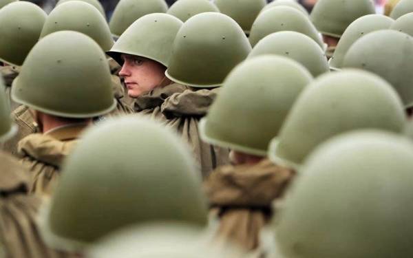 Jerman enggan menghantar senjata tetapi digantikkan dengan topi perlindungan kepada Ukraine. - Foto AFP