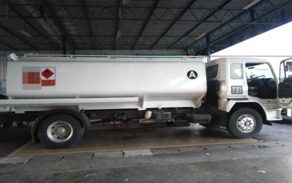 Sebuah lori dan 2,800 liter diesel disita oleh KPDNHEP Pulau Pinang untuk siasatan lanjut.