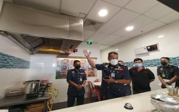 Azmi memeriksaan peralatan pemasangan aspek kebombaan sempena kempen keselamatan kebakaran bagi penghapusan bahaya kebakaran sempena Tahun Baharu Cina di Pasar raya TF Value Mart di Falim di sini pada Rabu.