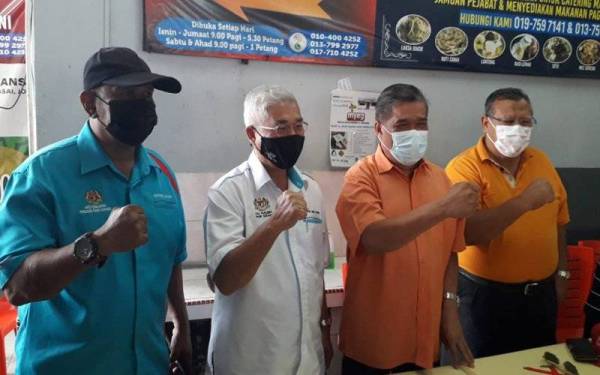 Dari kanan Aminolhuda, Mohamad dan Hassan dalam Program Sarapan Pagi Bersama YB Mohd Sabu dan Pemimpin Masyarakat di Bandar Permas Jaya, Permas, Pasir Gudang, pada Khamis.