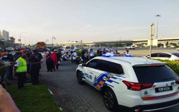 Anbalagan melakukan gimik pelancaran Op Selamat 17 sempena Tahun Baharu Cina di Plaza Tol Sungai Besi arah selatan di sini pada Khamis.