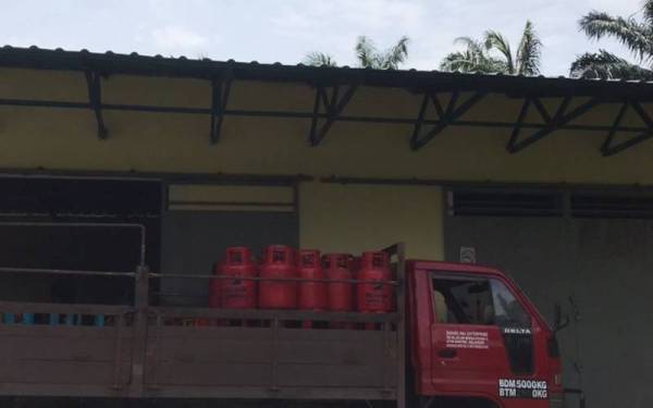 Sebuah premis yang diserbu KPDNHEP Selangor di Banting pada Selasa selepas dipercayai melakukan pemindahan gas LPG secara tidak sah.