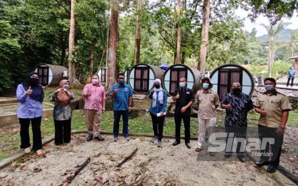 Sapiah (tengah) yakin kemudahan Tube Camp yang ditempatkan di air terjun Lata Kinjang mampu melonjakkan eko pelancongan di situ.