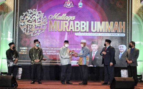 Mohd Arifin menyampaikan cenderamata kepada Idris selepas hadir pada majlis Multaqa Murabbi Ummah Peringkat Sabah, di Wisma Muis, Kota Kinabalu.
