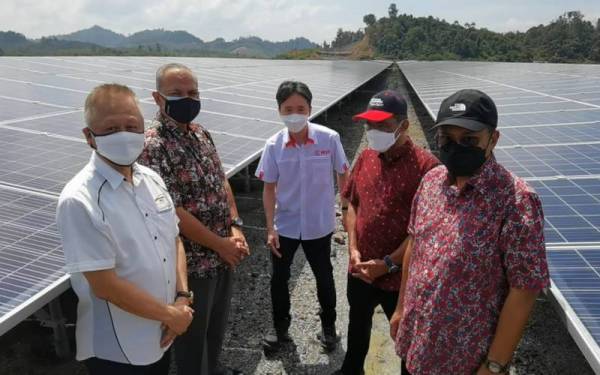 Takiyuddin (dua dari kanan) melihat projek solar yang dilaksanakan selepas hadir ke Majlis Perasmian Projek Large Scale Solar 29.99 MWac Kenyir Gunkul Solar Sdn Bhd di Kawasan Perindustrian Santong, Paka, Dungun pada Khamis.