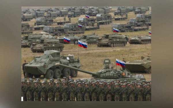 Kira-kira 100,000 anggota tentera Rusia bersama kelengkapan ketenteraan ditempatkan di sempadan Ukraine. - Foto Agensi