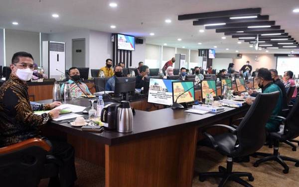 Mohamed Azmin (kiri) sebelum mempengerusikan Mesyuarat Majlis Tindakan Pembangunan Negeri (MTPNg) Selangor Bil 1 Tahun 2022 di Pejabat Pembangunan Negeri Selangor pada Khamis. - Foto Bernama