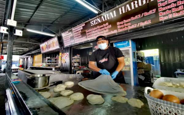 Kamarul Rizal menunjukkan kemahiran menebar roti canai
