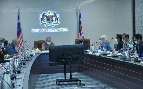 Rais (tengah) ketika mempengerusikan Mesyuarat Jawatankuasa Transformasi Parlimen pada Khamis.