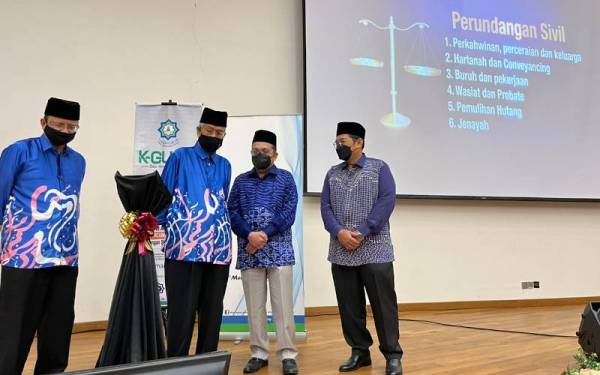 Abdul Aziz ( dua dari kiri) melancarkan perkhidmatan K-Guam pada Khamis.