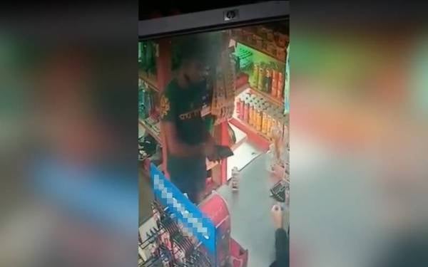 Tangkap layar video tular memaparkan lelaki dipercayai warga asing menunjukkan kemaluan kepada pekerja wanita ketika membuat bayaran di kaunter sebuah kedai serbaneka di Manjung.