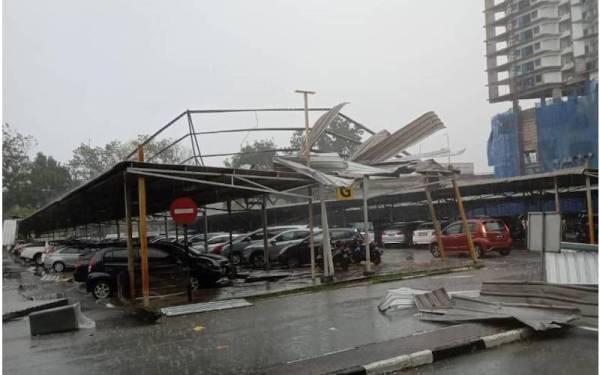 Runtuhan bumbung turut dilaporkan berlaku di kawasan parkir sebuah pusat beli-belah di Seksyen 13.