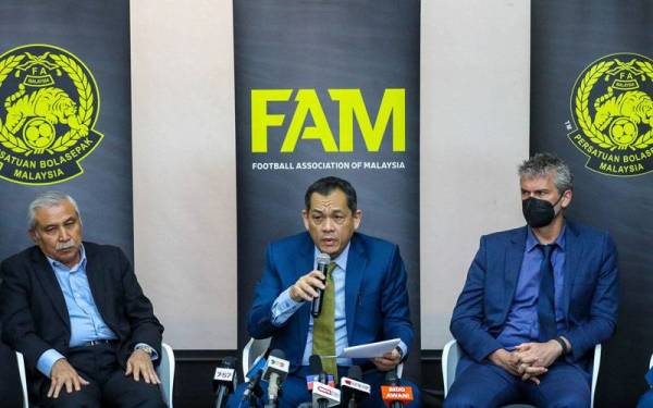 Presiden FAM, Datuk Hamidin Mohd Amin (tengah) bersama Dell Akbar (kiri) pada sidang media di Kelana Jaya pada Jumaat lalu.