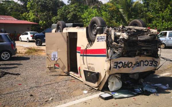 Keadaan van sebuah syarikat keselamatan yang terbalik selepas terbabit kemalangan dengan sebuah kereta di Kilometer 84, Jalan Lipis-Merapoh di sini pada petang Khamis.