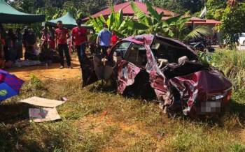 Keadaan kereta dinaiki mangsa selepas terbabit kemalangan dengan van syarikat keselamatan di Kilometer 84, Jalan Lipis-Merapoh di sini pada petang Khamis.
