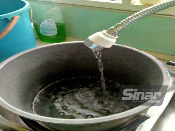 Ganguan bekalan air yang sering berlaku menyebabkan penduduk terpaksa berjimat dan tadah air untuk kegunaan harian.