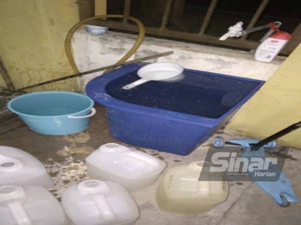 Penduduk terpaksa menadah air di luar rumah berikutan tekanan rendah dan sering berdepan masalah terputus bekalan.