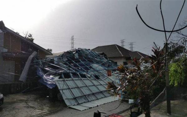 Hujan lebat yang turut disertai pusaran angin kecil mengakibatkan bumbung rumah penduduk di Kampung Kebun Bunga, Shah Alam diterbangkan angin. - Foto Facebook Bro Ely Azli