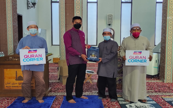 100 eksemplar Al-Qur’an disumbangkan untuk warga Kampung Sri Aman