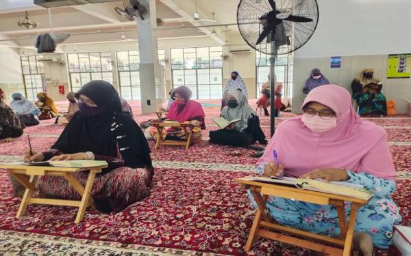 Antara qariah Masjid Kampung Sri Aman, Puchong yang membaca Surah As-Sajdah, ayat satu hingga empat di Masjid Kampung Sri Aman, Puchong pada Jumaat..