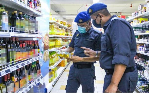 Anggota KPDNHEP Johor melakukan pemantauan dan pemeriksaan sepanjang tempoh perayaan ini.