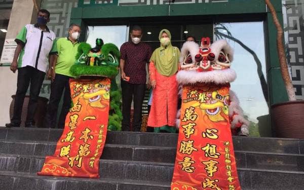 Takiyuddin (tiga dari kiri) dan Halimah menyempurnakan gimik perasmian Program Edaran Buah Limau Kepada Masyarakat Tiong Hua Sempena Tahun Baru Cina di sekitar Pejabat Agung Pas di sini pada Jumaat.