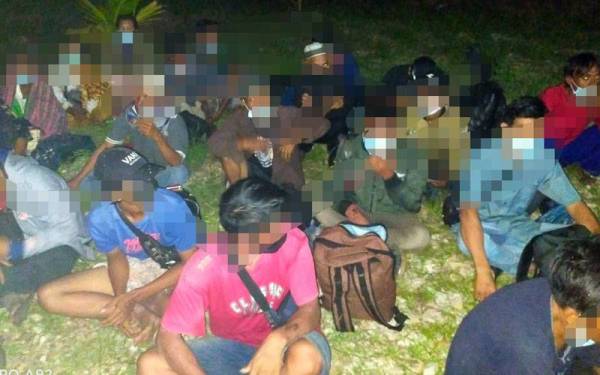 Sebahagian warga asing yang ditahan dibawa ke IPD Kuala Selangor pada Jumaat.