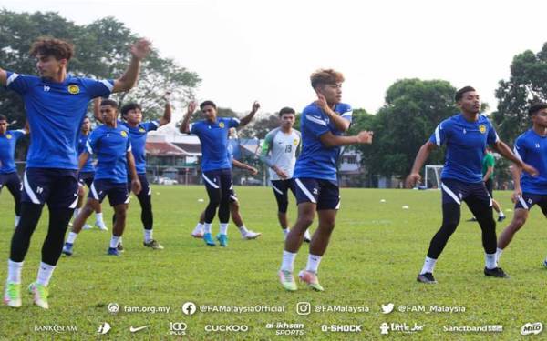 Barisan pemain skuad B-23 negara mula menjalani latihan di Komples Sukan PKNS pada Khamis. - Foto FB FAM