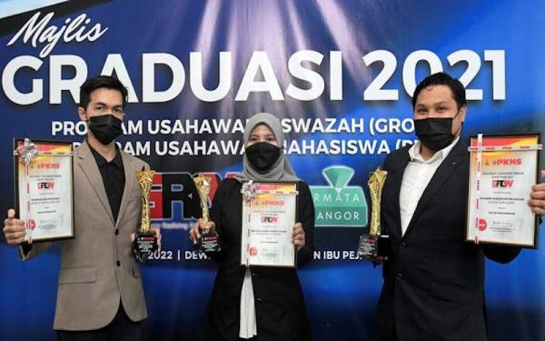 Penerima Anugerah Usahawan Terbaik Grow PKNS 2021 Kategori Sektor Peruncitan Mohamad Amir Awang (kiri) bersama dua lagi penerima, Nurhidayah Kamarulzaman bagi Kategori Sektor Pembuatan dan Muhamad Nuradzhar Mazlan bagi Sektor Perkhidmatan pada Majlis Graduasi Program Usahawan Siswazah (Grow) dan Program Usahawan Mahasiswa (PUM) PKNS Tahun 2021 di Bangunan Ibu Pejabat PKNS Seksyen 14 pada Jumaat. - Foto Bernama