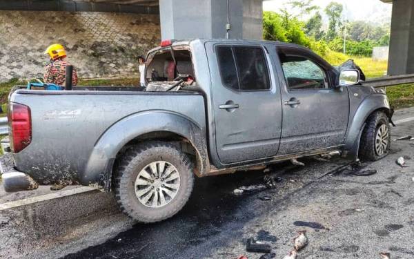 Nissan Navara yang terbabit dalam kemalangan tersebut dan meragut nyawa empat beranak dalam kejadian di KM2 Jalan Lebu-Mempaga. - Foto: ihsan PDRM