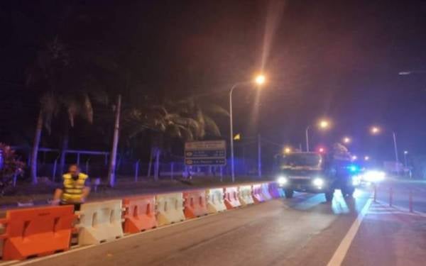 Road barrier dipasang di persimpangan lampu isyarat Ampang Tinggi.