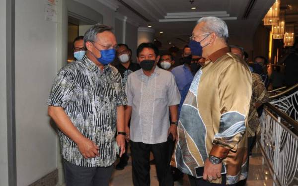 Annuar (kanan) berbincang dengan Hasni ketika menghadiri Majlis Makan Malam Bersama Pemimpin Masyarakat di Hotel Thistle, Johor Bahru pada malam Jumaat.