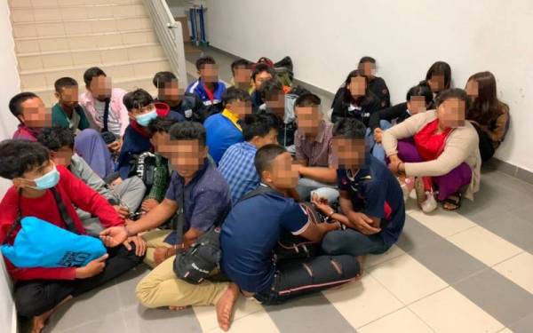 Polis menahan 24 PATI yang disembunyikan di sebuah inap desa di Kampung Cherang Hangus, Pasir Mas sebagai transit selepas menahan dua lelaki di Kampung Repek, Rantau Panjang pada Sabtu.