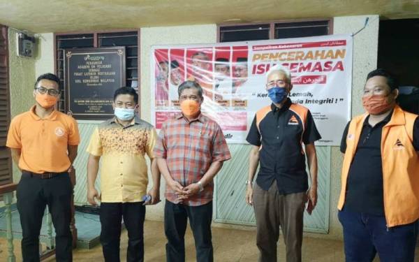 Mohamad (tengah) selepas Ceramah Isu Semasa - Kerajaan Lemah Tiada Integriti di Kuala Terengganu pada malam Jumaat.