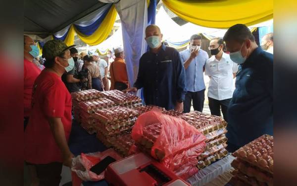 Khairul Anwar (kanan) dan Norsham (empat dari kanan) meninjau jualan telur ayam ketika PJKM dan Program Jualan Terus Dari Ladang di pekarangan Hentian Rehat dan Rawat RTC Gopeng pada Sabtu.