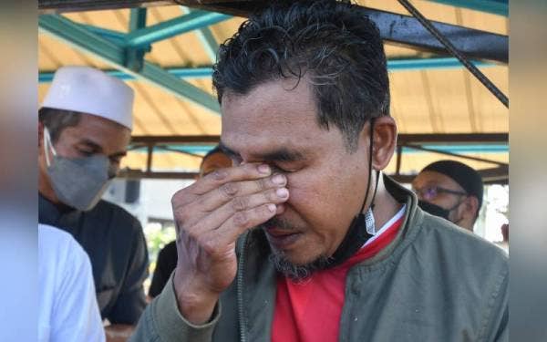 Mohd Nazri tidak dapat menahan kesedihan ketika pengebumian jenazah isteri dan tiga anaknya.