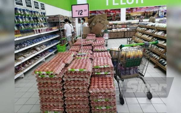 Bekalan telur ayam di sebuah pasar raya di Wangsa Maju.