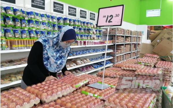 Farazira mrmbeli telur ayam untuk dibawa pulang ke kampung.