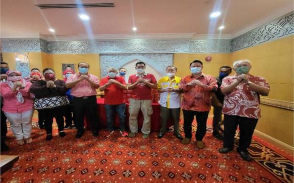 Bung Moktar (empat dari kiri) selepas menyampaikan limau mandarin kepada parti komponen di Bangunan UMNO, di Kota Kinabalu pada Sabtu.
