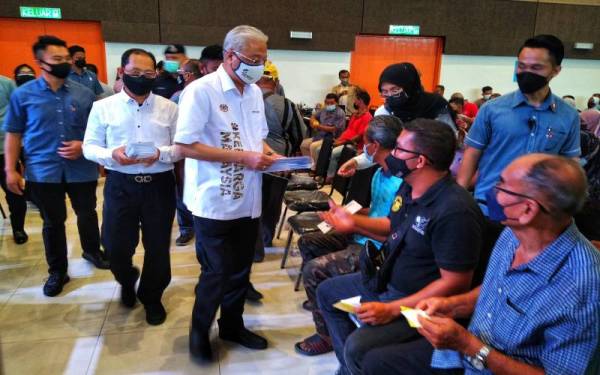 Ismail Sabri ketika menyerahkan bantuan barangan keperluan kepada mangsa banjir daerah Bera di Dewan Konvensyen Majlis Daerah Bera pada Sabtu.