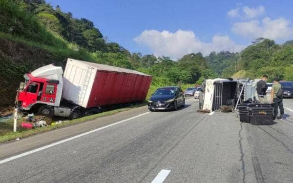 Sembilan kenderaan berlanggar dalam satu kemalangan jalan raya di Kilometer 40 Lebuhraya Kuala Lumpur-Karak dipercayai berpunca sebuah treler hilang kawalan dan terbabas sehingga merempuh kenderaan lain, pada pagi Sabtu. - Foto ihsan Polis Bentong