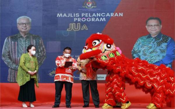 Alexander Nanta Linggi (tengah) melancarkan Program Jualan Malaysia (PJM) Tahun 2022 yang diadakan di Pavillion, Kuala Lumpur. - Foto Sinar Harian/ROSLI TALIB