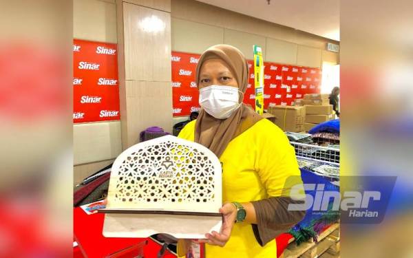 Roziyana menunjukkan rehal yang laris dijual pada Jualan Gudang Karangkraf 2022.