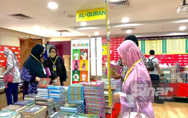 Orang ramai todak melepaskan peluang hadir ke Jualan Gudang Karangkraf 2022 pada Sabtu.