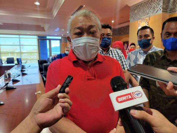 Bung Moktar ketika ditemui pemberita di Bangunan UMNO, Kota Kinabalu.
