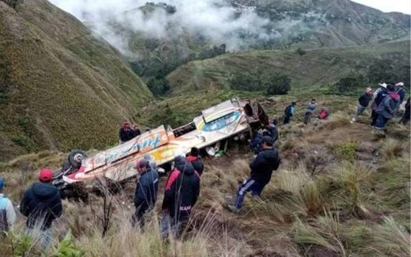 Seramai 11 penumpang maut apabila bas dinaiki jatuh ke dalam gaung sedalam 400 meter di Bolivia. - Foto Twitter abi_bolivia