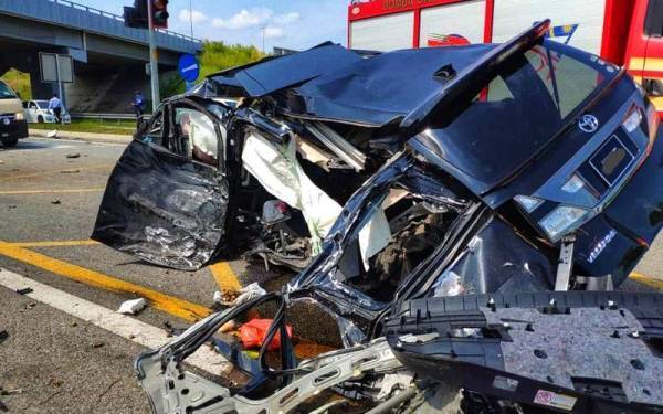 Keadaan kereta Vellfire yang remuk akibat kemalangan tersebut di KM2, Jalan Lebu-Mempaga di Bentong pada Jumaat. - Foto: ihsan PDRM