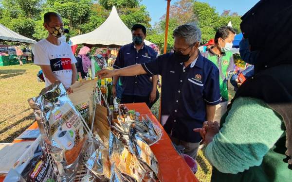 Mansor (dua dari kanan) ketika meninjau gerai Program Jualan Keluarga Malaysia di Taman Bersatu, Bukit Panchor pada Ahad.