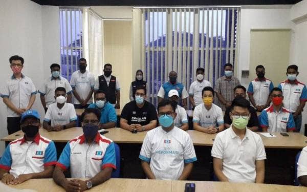 Akmal Nasir (tengah) selepas mempengerusikan mesyuarat AMK peringkat negeri di Pejabat PKR Johor di Pusat Perdagangan Utama, Johor Bahru, pada Ahad.