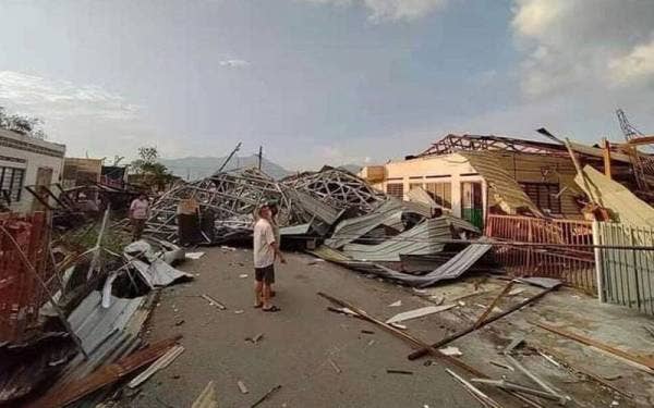 Kejadian ribut yang berlaku di Kampung Tawas dan Taman Tasek Damai menyebabkan rumah penduduk mengalami kerosakan. - Foto ihsan pembaca